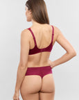 Clea Thong in Grenat