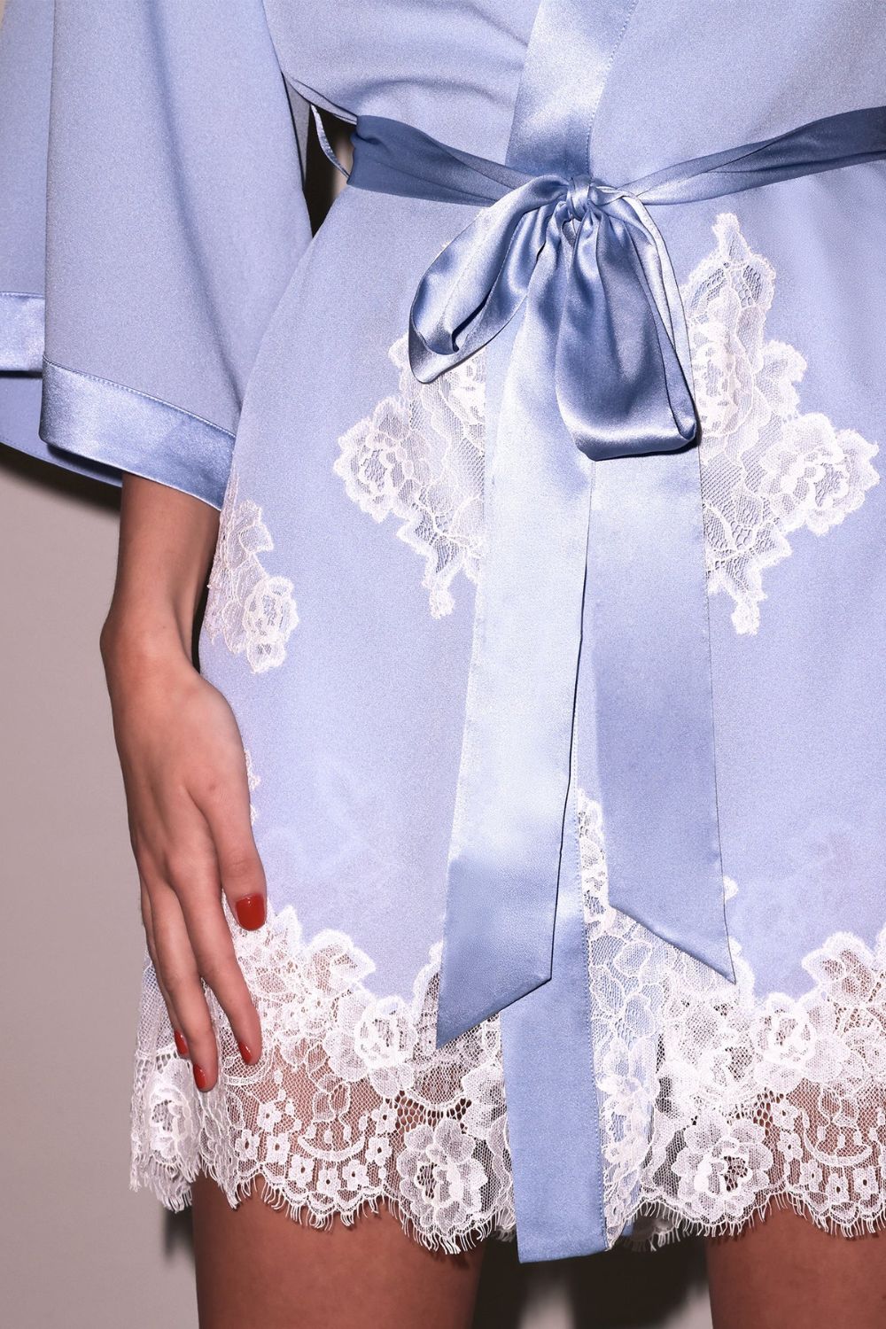 Lace Applique Robe in Cloud