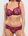 Clea Thong in Grenat
